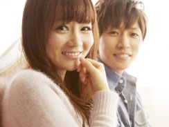 若い方に多い原因（萎縮性円孔）